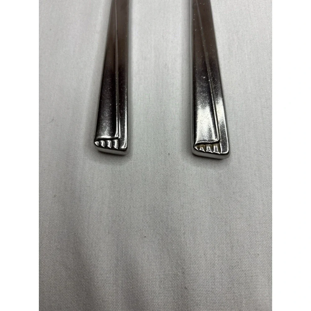 WM Rogers Set of 2 Stainless Steel Silver Dinner Knives Geometric Handle 8.5-in